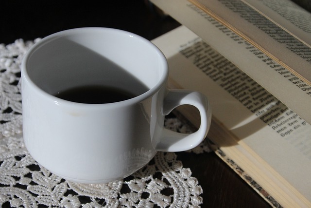 Besonders Introvertierte fühlen sich mit Büchern wohl - auf dem Bild ist ein Buch und eine Tasse Kaffe zu sehen